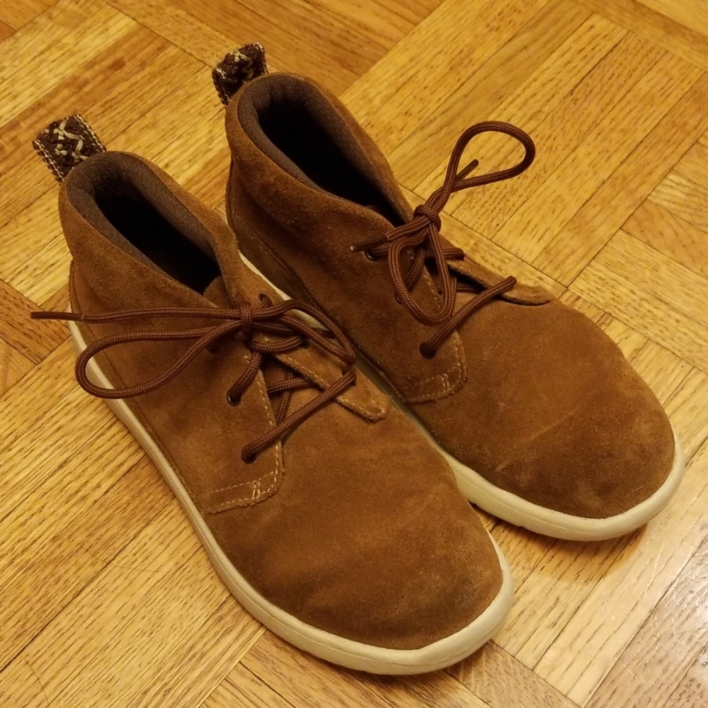 UGG Canoe Washable Suede Chukka Sneaker Sz 2 EUC